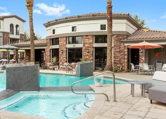 Cozysuites By The Stadium With Pool 03 Glendale